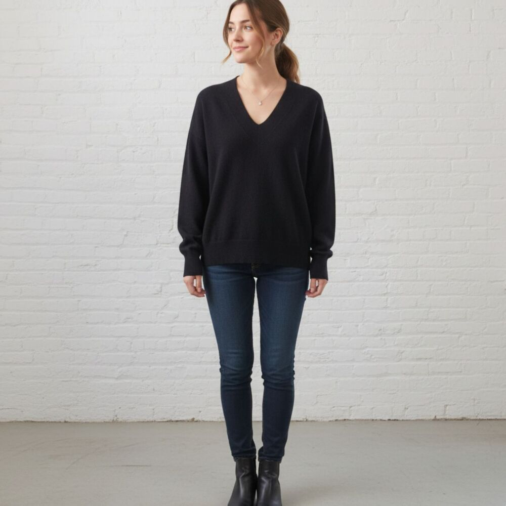 Neiman Marcus 100% Cashmere Sweater V-Neck Black Luxury Unisex M/L Classic